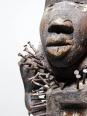 Fétiche à clous Nkisi Nkonde, peuple Kongo, Congo, milieu XXᵉ siècle | Puces Privées