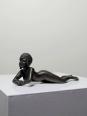 Petit bronze mid-century, petite baigneuse, femme nue allongée | Puces Privées