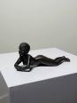 Petit bronze mid-century, petite baigneuse, femme nue allongée | Puces Privées