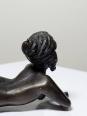 Petit bronze mid-century, petite baigneuse, femme nue allongée | Puces Privées