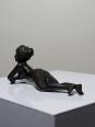 Petit bronze mid-century, petite baigneuse, femme nue allongée | Puces Privées