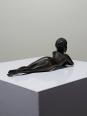 Petit bronze mid-century, petite baigneuse, femme nue allongée | Puces Privées