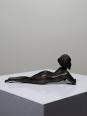Petit bronze mid-century, petite baigneuse, femme nue allongée | Puces Privées