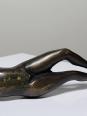 Petit bronze mid-century, petite baigneuse, femme nue allongée | Puces Privées