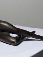 Petit bronze mid-century, petite baigneuse, femme nue allongée | Puces Privées