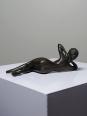 Petit bronze mid-century, petite baigneuse, femme nue allongée | Puces Privées