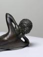 Petit bronze mid-century, petite baigneuse, femme nue allongée | Puces Privées