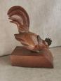 No - 611 - Serre - livres coq en bois sculpté signé BRYGOS Paris | Puces Privées