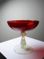 Coupe sur pied verre soufflé Vénitien rouge et opaline bulle de savon vintage | Puces Privées