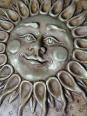 Grand soleil anthropomorphe mural terre cuite patinée, artisanat italien vintage | Puces Privées