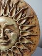 Grand soleil anthropomorphe mural terre cuite patinée, artisanat italien vintage | Puces Privées