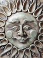 Grand soleil anthropomorphe mural terre cuite patinée, artisanat italien vintage | Puces Privées