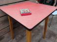 Table de bistrot en formica rose | Puces Privées