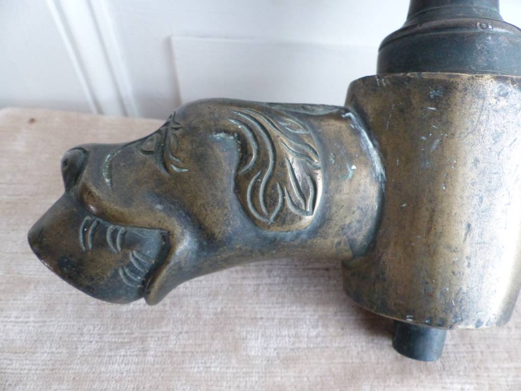 No - 325 - Grand robinet en bronze à tête de chien | Puces Privées