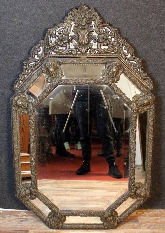 Important miroir à pare close en laiton repoussé. | Puces Privées