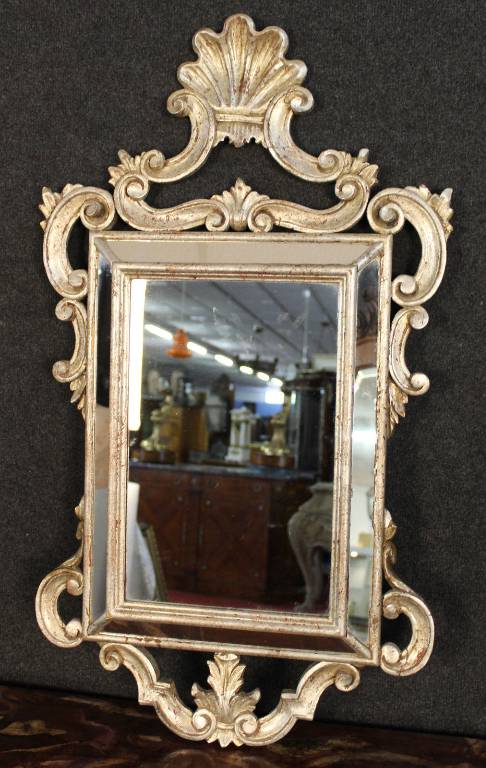 Miroir Louis XV à pare close à patine argentée. | Puces Privées