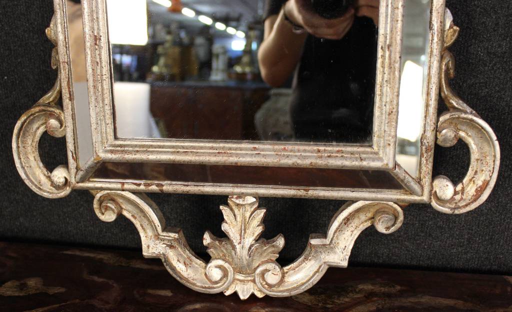 Miroir Louis XV à pare close à patine argentée. | Puces Privées