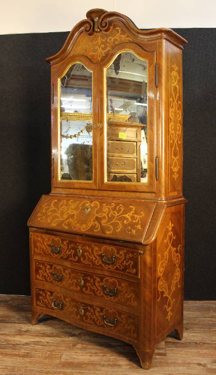 Secrétaire Cabinet Louis XV galbé en noyer et marquèterie de bois jaune. | Puces Privées