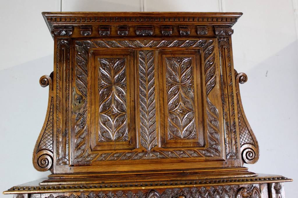Cabinet Renaissance en chêne avec une forme atypique. | Puces Privées