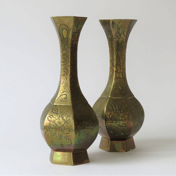Deux vases en bronze - Décoré | Puces Privées