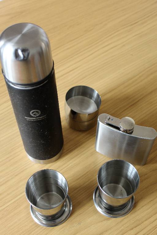 Nécessaire de voyage thermos, timballes, flasque | Puces Privées