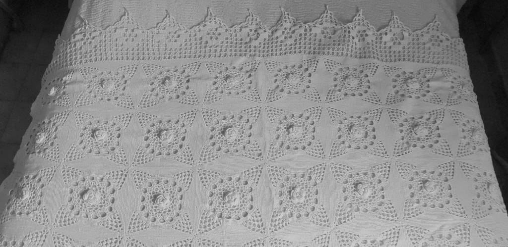 Ancien jeté de Lit Crocheté Mains Roses en Relief Coton .223 x 210 | Puces Privées