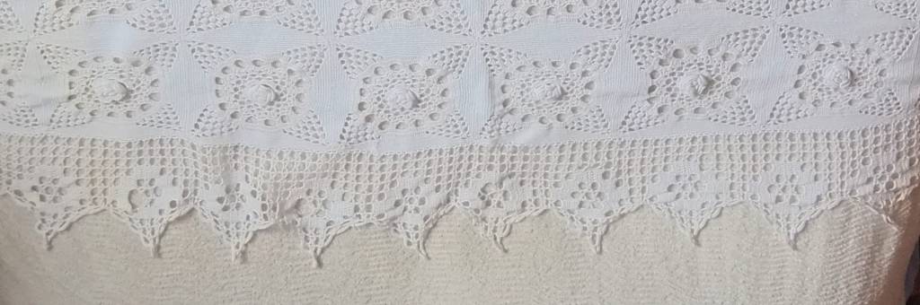 Ancien jeté de Lit Crocheté Mains Roses en Relief Coton .223 x 210 | Puces Privées