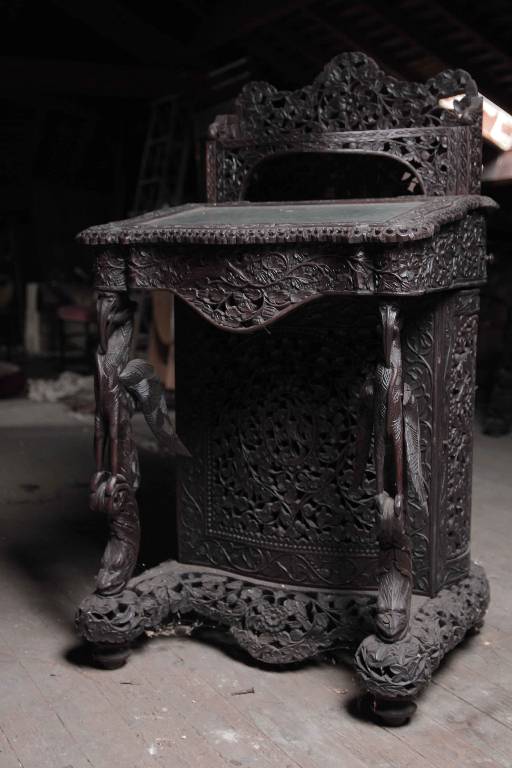 Exeptionnel ensemble mobilier indo/anglais en bois sculpté | Puces Privées