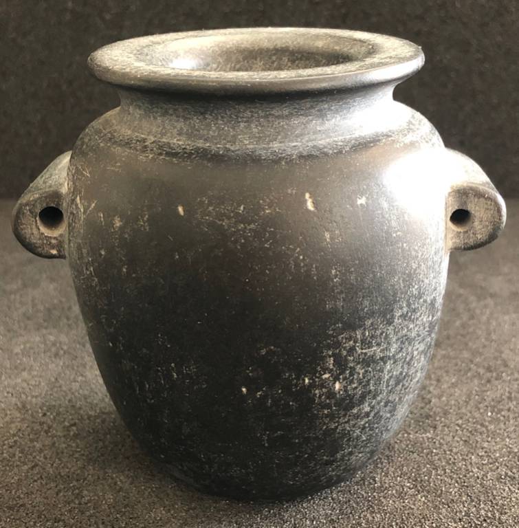 Vase sphérique à fond plat muni de deux anses horizontales percées Nagada II Egypte calcaire noir | Puces Privées