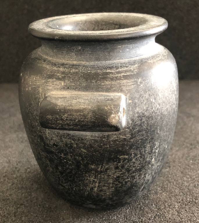 Vase sphérique à fond plat muni de deux anses horizontales percées Nagada II Egypte calcaire noir | Puces Privées