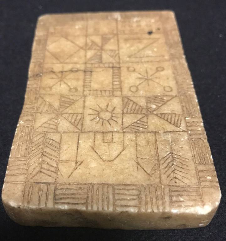 Tablette votive ou magique pierre non identifiée a priori Afrique ? pictogrammes | Puces Privées