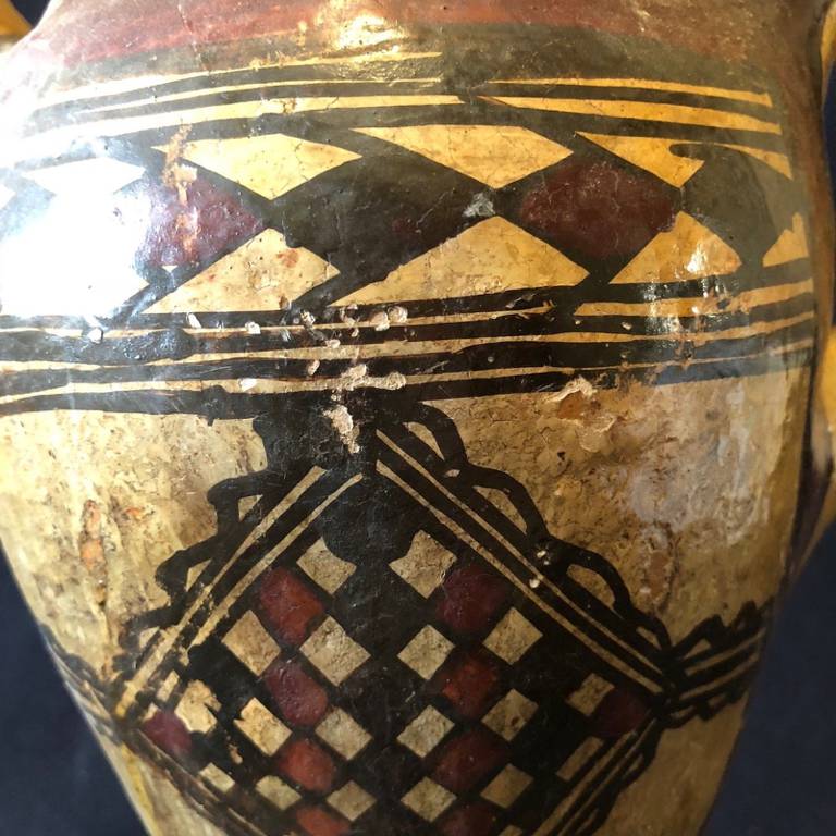 Céramique Berbère Jarre à pied tekelit terre cuite peinte Grande Kabylie Algérie | Puces Privées