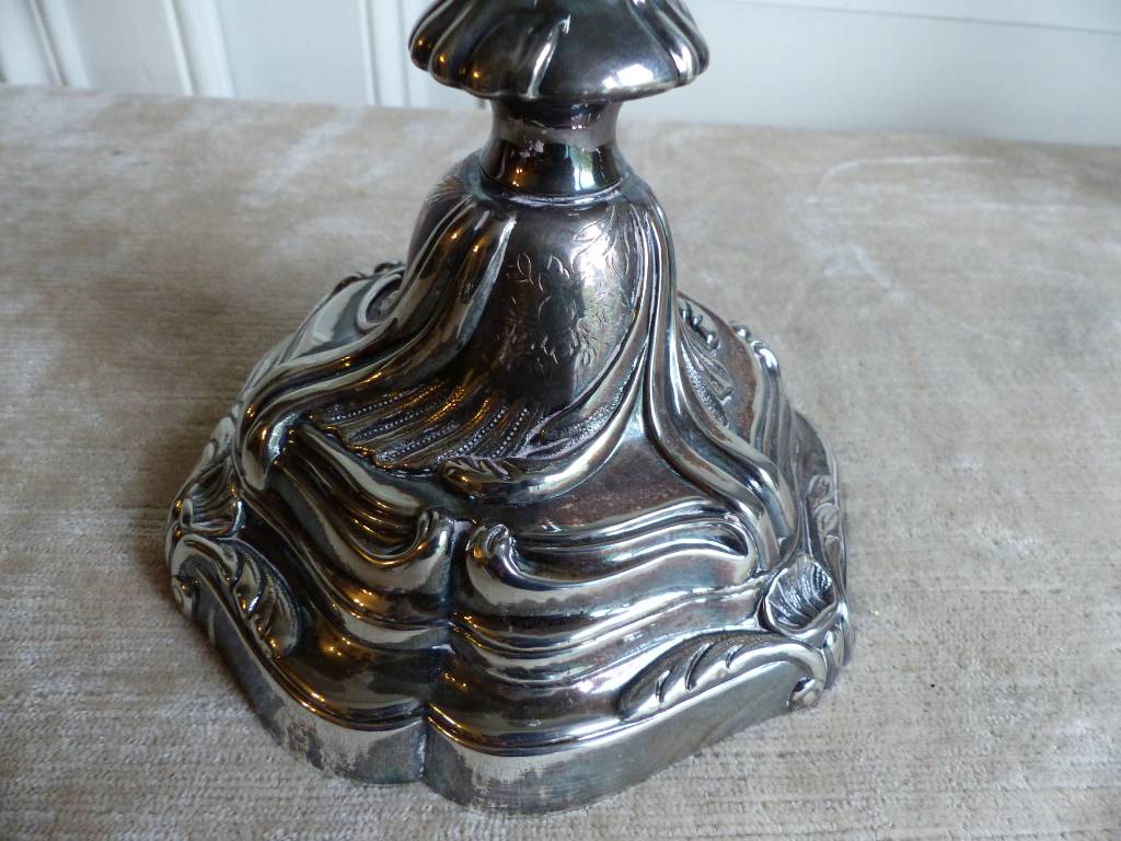 No - 363 - Paire de flambeaux de style Louis XV en bronze argenté , | Puces Privées