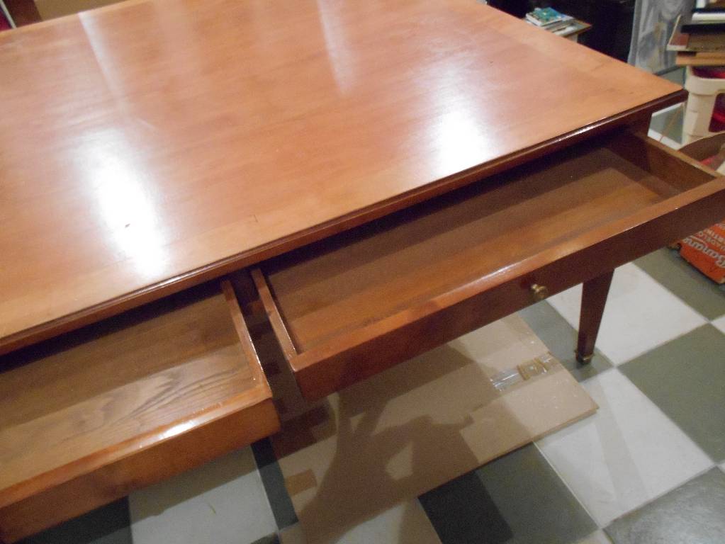 Table en bois vernis | Puces Privées