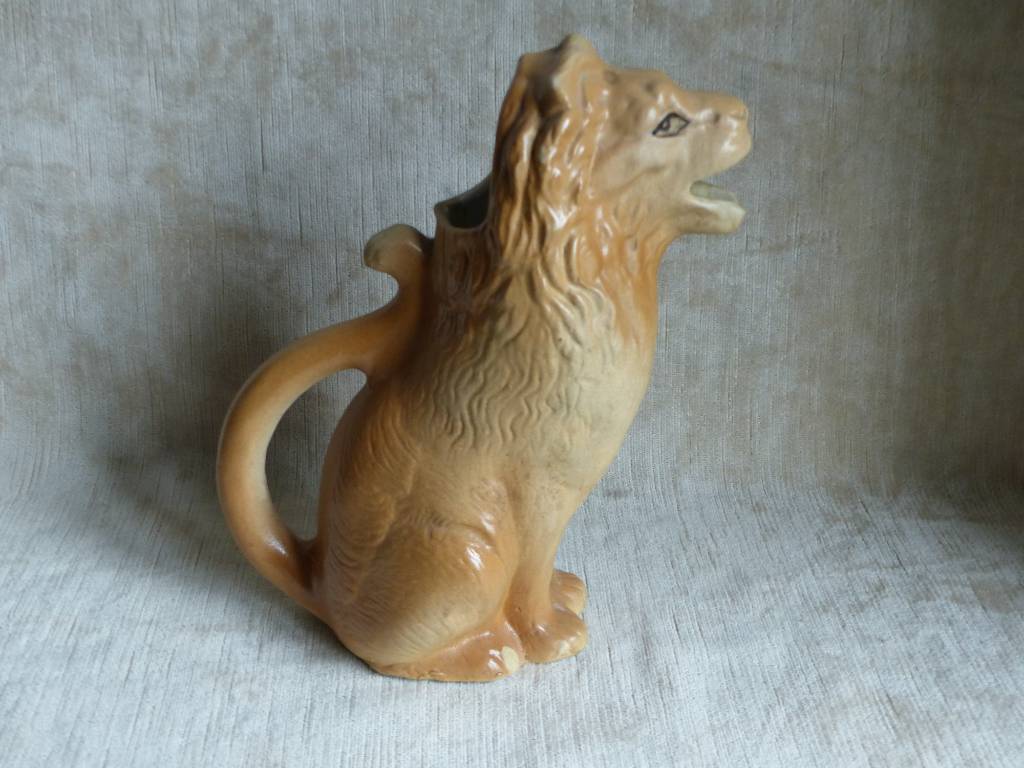 No - 393 - Pichet lion ancien par Revol  Saint - Uze | Puces Privées
