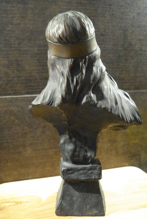 Buste de jeune femme en bronze | Puces Privées