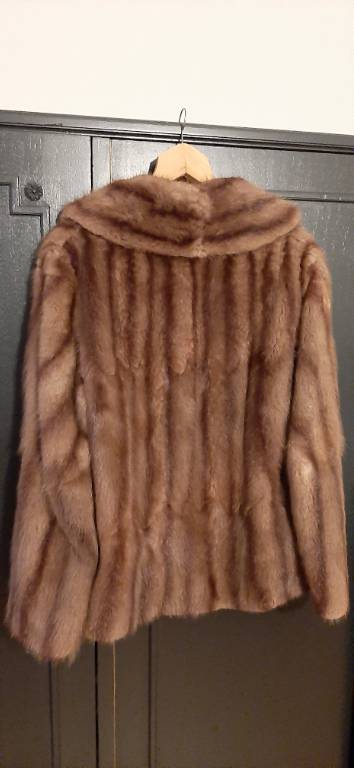 Manteau, chapeaux, colx et écharpe de fourrure | Puces Privées