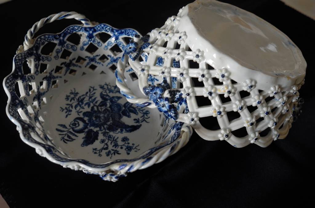 Paire de corbeilles en porcelaine Lowestoft. | Puces Privées