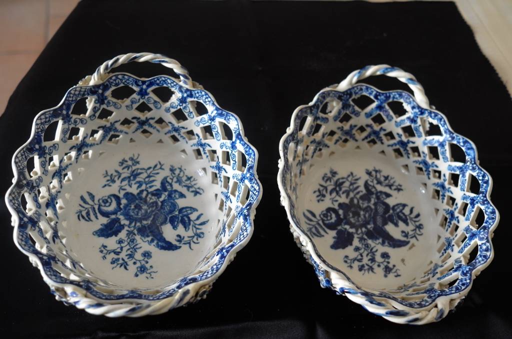Paire de corbeilles en porcelaine Lowestoft. | Puces Privées