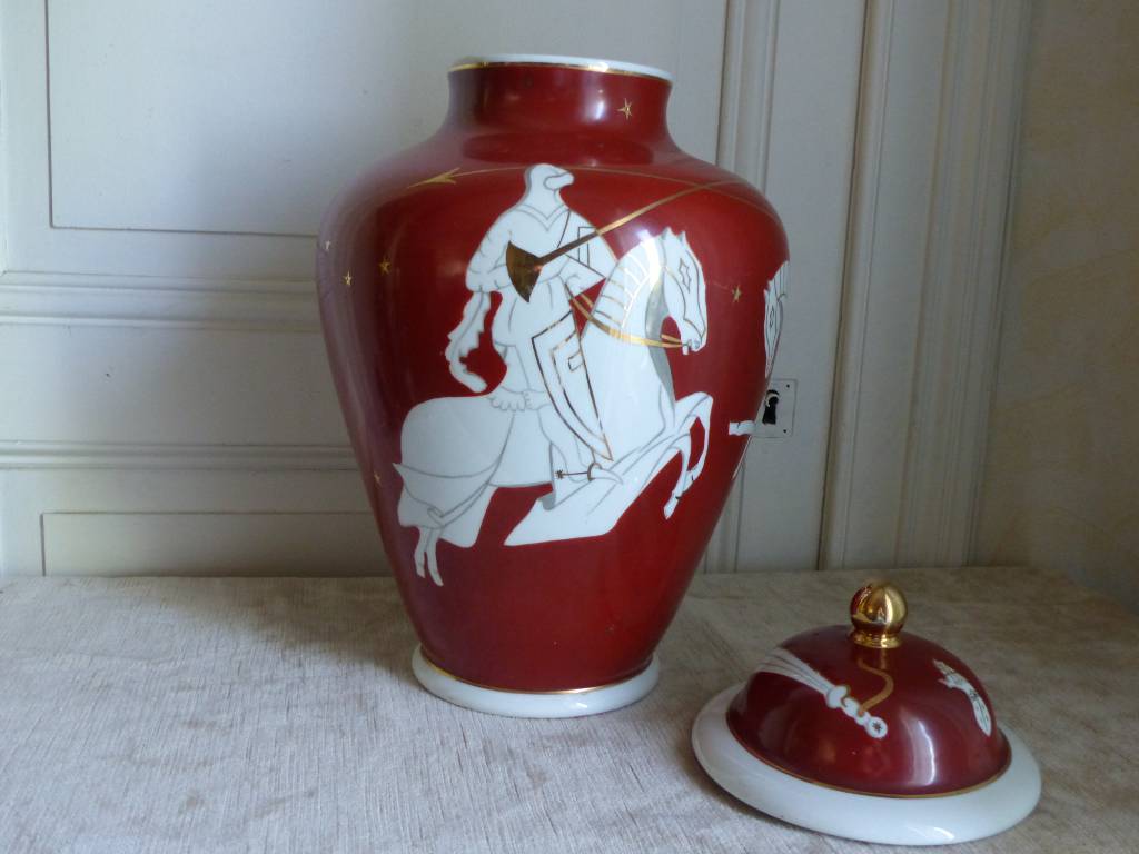 No - 413 - Pot couvert ou vase en porcelaine  de France à décor de chevaliers | Puces Privées