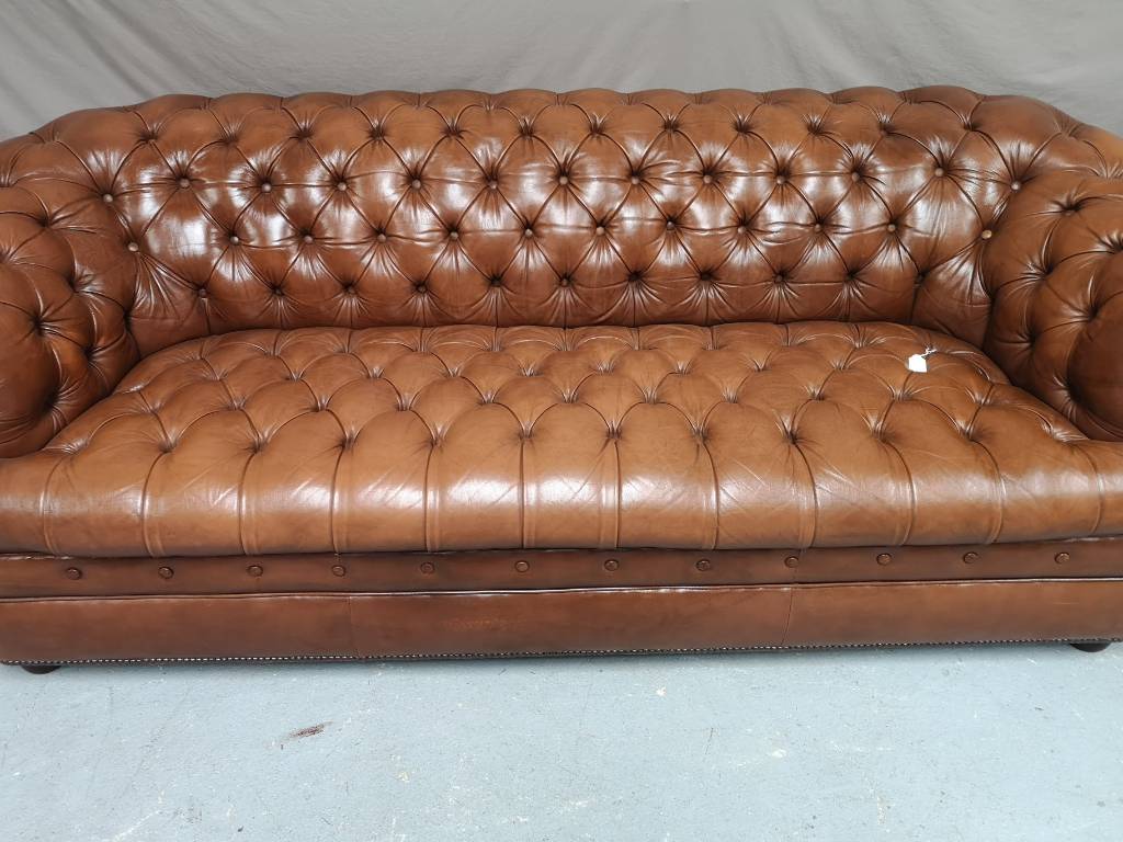 Canapé chesterfield cuir marron capitonné | Puces Privées