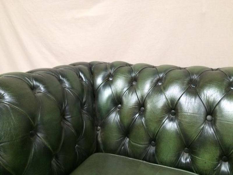 Canapé chesterfield cuir vert deux places | Puces Privées