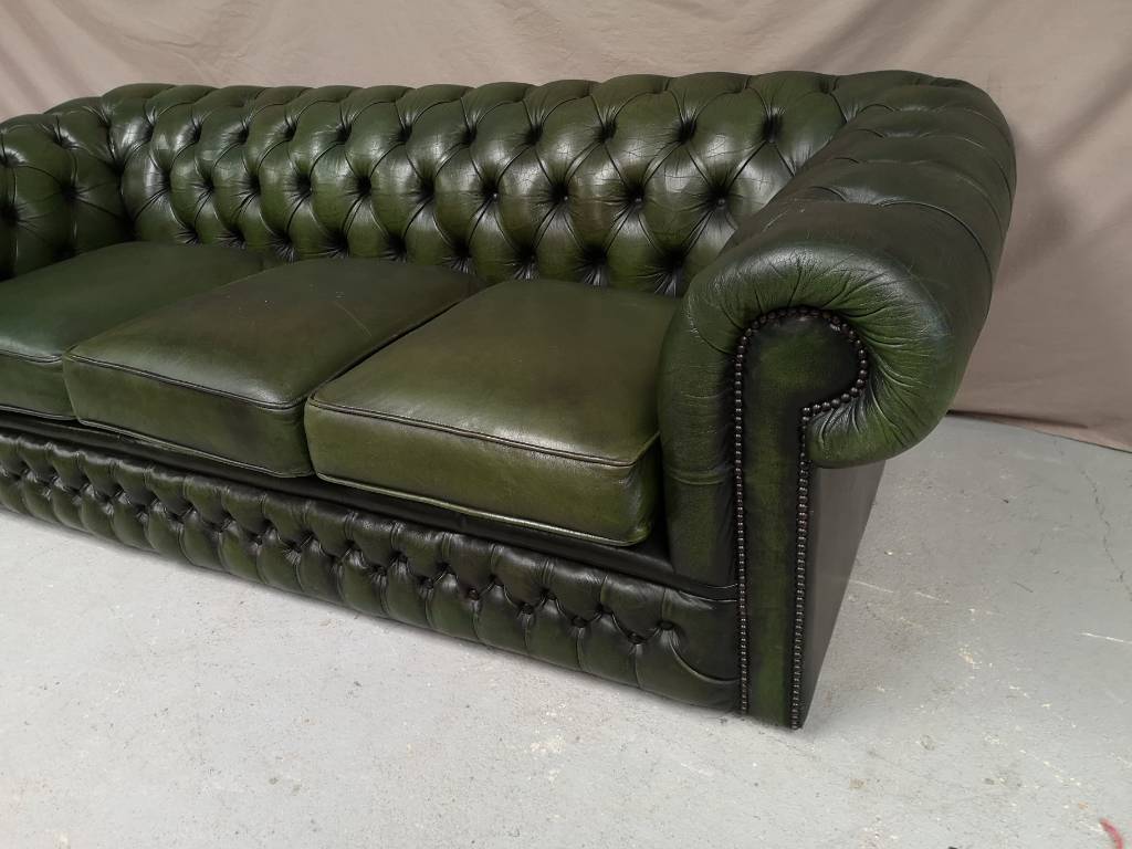 Canapé chesterfield cuir vert trois places | Puces Privées
