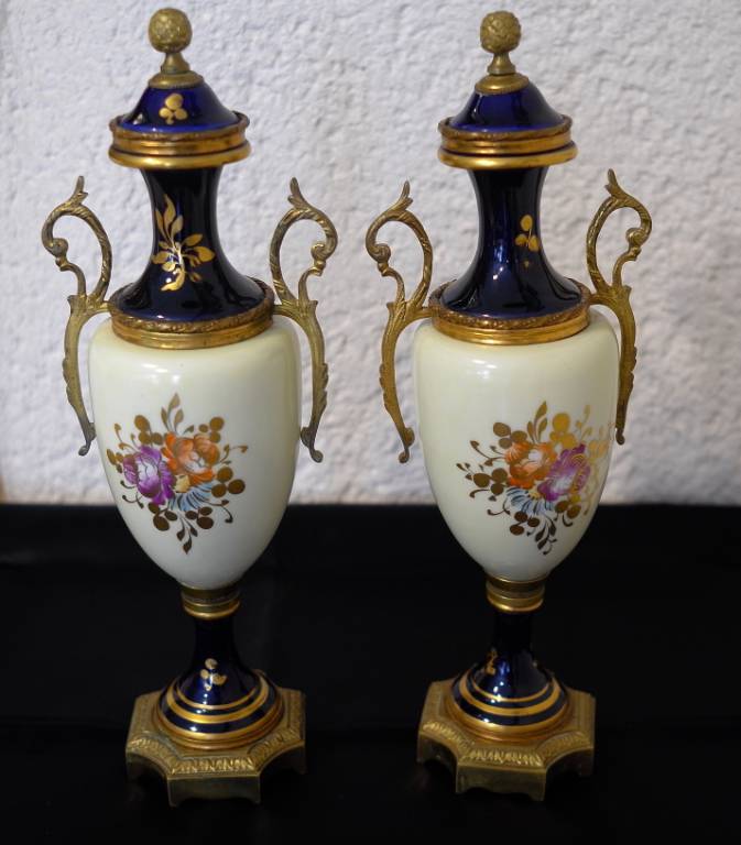 Paire de vases en porcelaine de Sévres Puces Privées