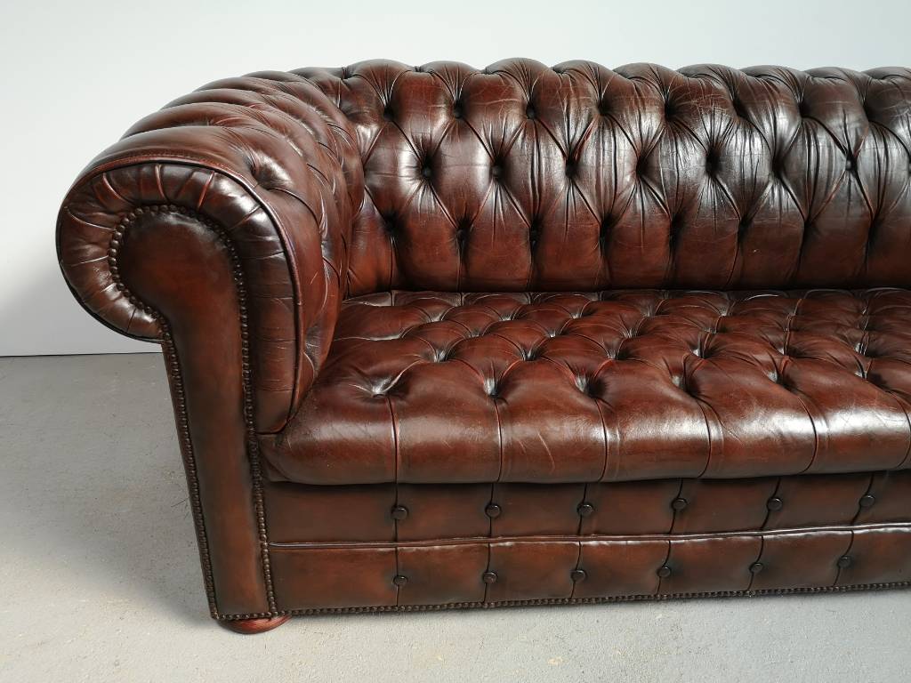 Canapé chesterfield cuir marron antique | Puces Privées