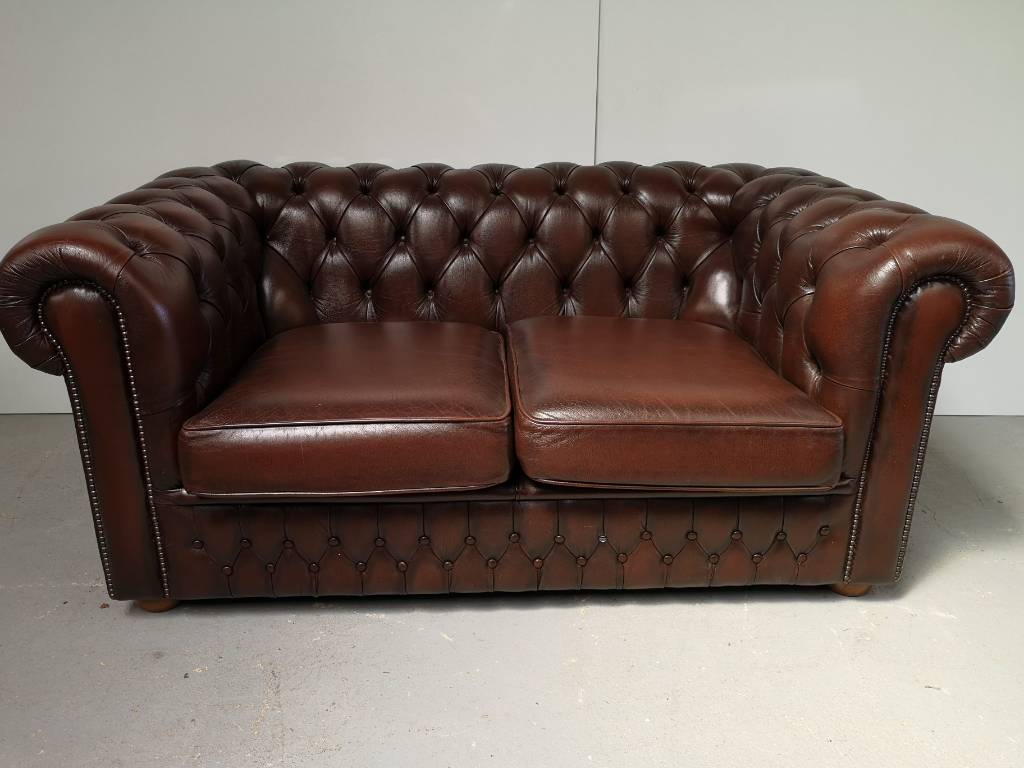 Canapé chesterfield cuir marron deux places | Puces Privées