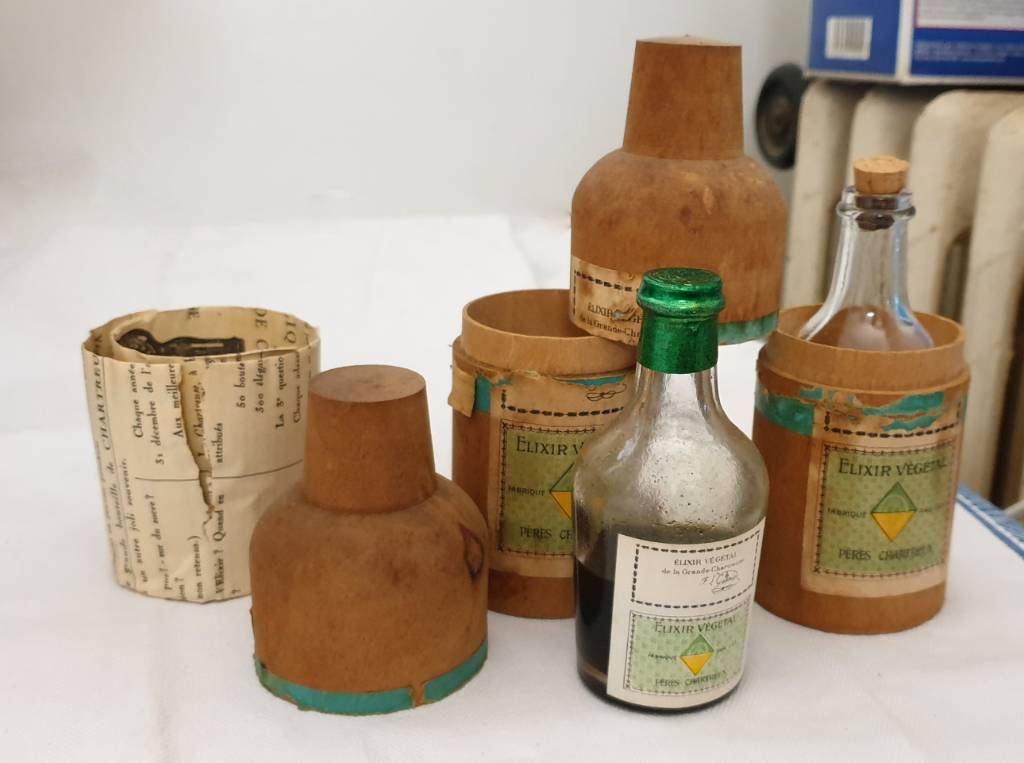 #34 - Anciennes bouteilles d'elixir vegetal Pères Chartreux (2 flacons et boites en bois) | Puces Privées