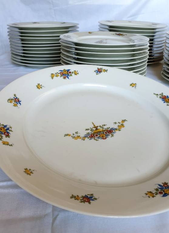 Service de table complet en porcelaine de Limoges - Maison Raynaud - 56  assiettes + 13 plats - Début de Série