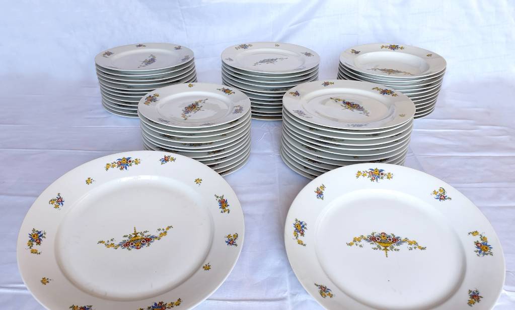 Service de table complet en porcelaine de Limoges - Maison Raynaud - 56  assiettes + 13 plats - Début de Série
