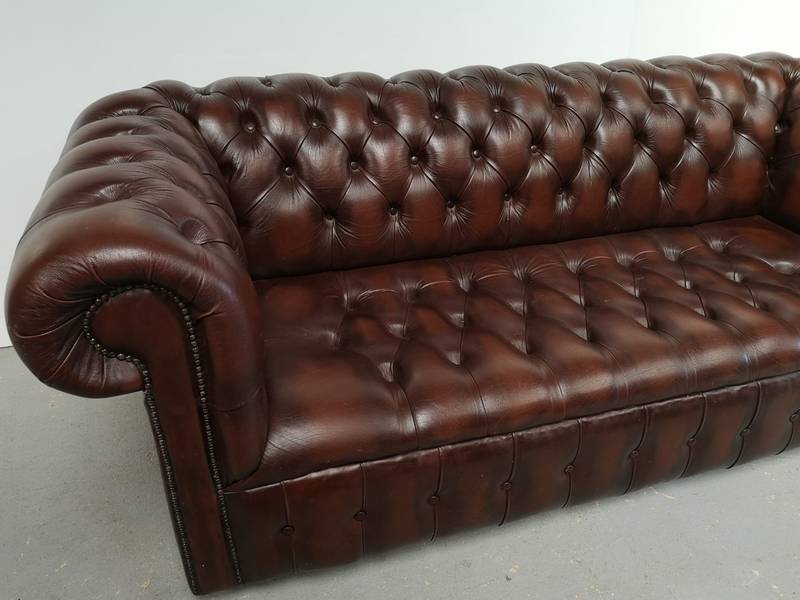 Canapé chesterfield cuir marron capitonné | Puces Privées